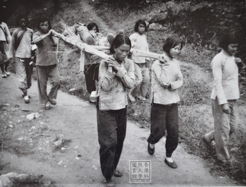 Photo of item Women stretcher crew carrying wounded soldier = 正太路前線，婦女擔架隊