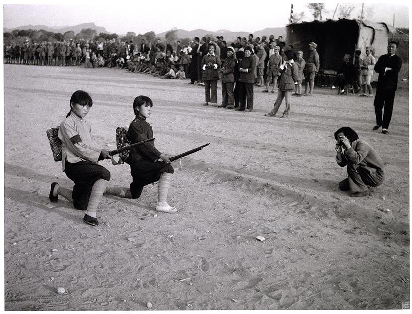 Photo of item Chen Bo’er taking photos for the training militia women = 陳波兒為軍事操練的婦女自衛隊拍照