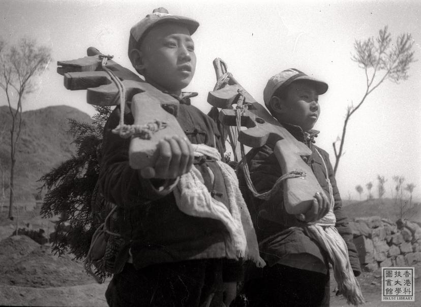 Photo of item Children "machine-gunners" growing up in the war = 小機槍手在戰鬥中成長