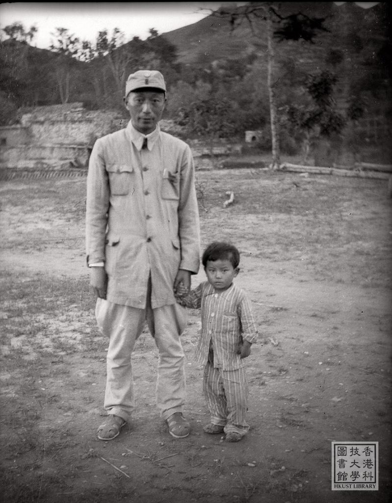 Photo of item General Nie Rongzhen and Japanese orphan Mihoko = 聶榮臻將軍與日本孤兒美穗子