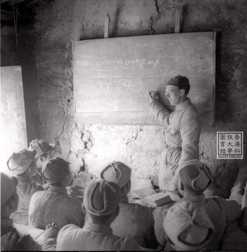 Photo of item Michael Lindsay giving a lecture on advanced wireless technology = 晉察冀軍區無線電技術高級訓練班聽英國專家林邁克講課