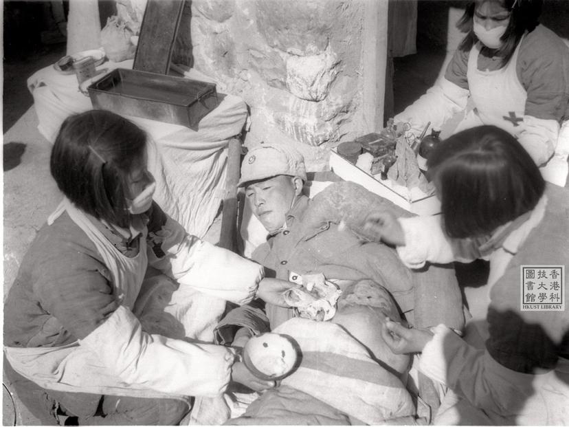 Photo of item Nurses changing medicine for the injured of the Eighth Route Army = 護士給八路軍傷員換藥