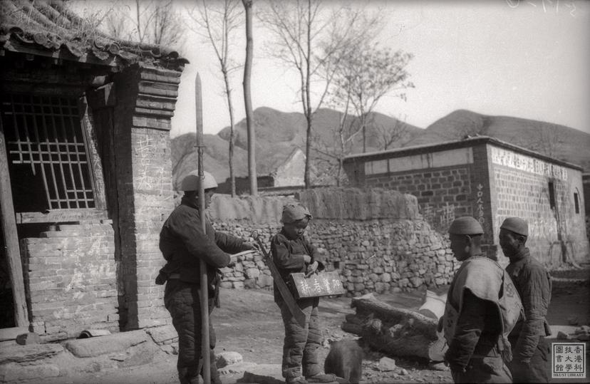 Photo of item Children at the sentry teaching passersby to read and write = 邊區兒童團站崗並教路人識字