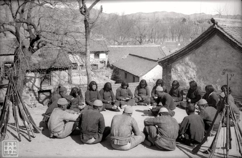 Photo of item Discussing village affairs before democratically electing the village head = 民主選舉村長之前村中男女開會討論村政