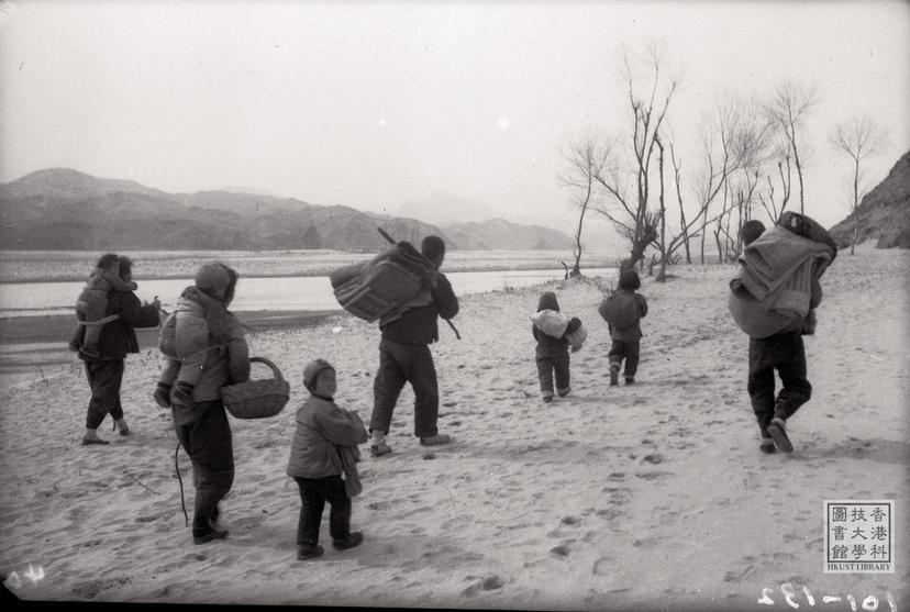 Photo of item Villagers fleeing from their homeland occupied by the Japanese = 淪陷區百姓逃離敵寇統治的鄉土