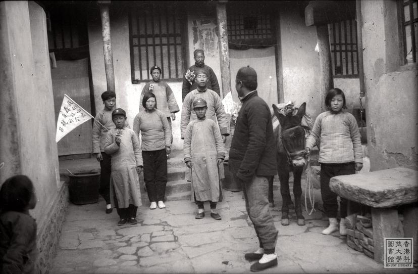 Photo of item Sending off Liu Hanxing to the army = 全家歡送劉漢興參軍