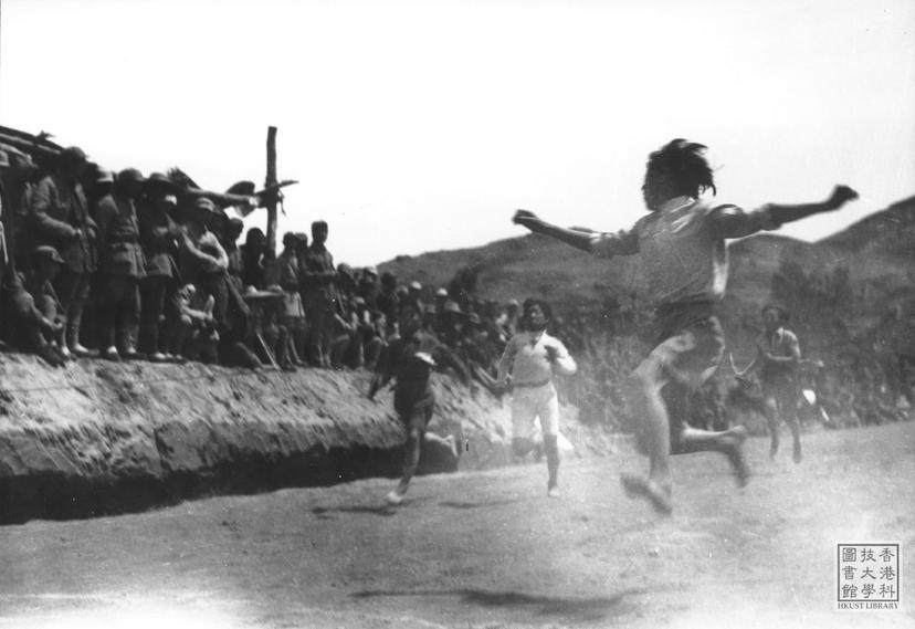 Photo of item Running race during the First Student Games of the Jin-Cha-Ji Border Region = 賽跑—晉察冀邊區第一屆學生運動會在河北平山滹沱河畔舉行