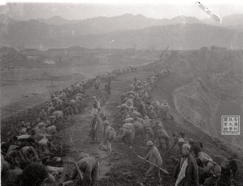 Photo of item Succeeding in the war against the enemy’s "mopping-up”, people destroying the rampart in Fuping, in case the enemy would take advantage of it again = 反掃蕩勝利後，阜平群眾毀城牆，免被日軍再利用