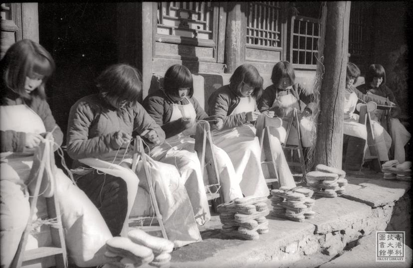 Photo of item Women workers in Jinchaji border area making shoes for soldiers of the battlefront = 晉察冀邊區供給部女工為前線戰士趕做軍鞋