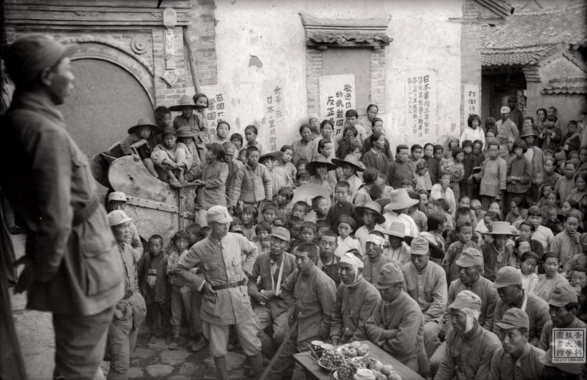 Photo of item Eighth Route Army officers explaining the lenient policy to captured Japanese and puppet soldiers = 八路軍幹部向日偽俘虜講解寬大政策