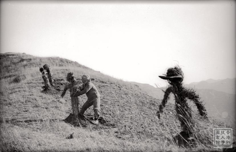 Photo of item The militia setting up decoys in the field to waste the enemy’s ammunition = 吸彈巢: 在反掃蕩中民兵扎起草人，戴上軍帽，以消耗敵人的子彈