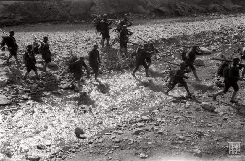 Photo of item The marching students from the second branch school of Anti-Japanese Military Political College = 抗大二分校的同學在行軍