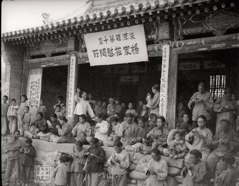 Photo of item Women making shoes for soldiers during the Hundred Regiments Campaign = 百團大戰期間婦女為前方戰士作軍鞋