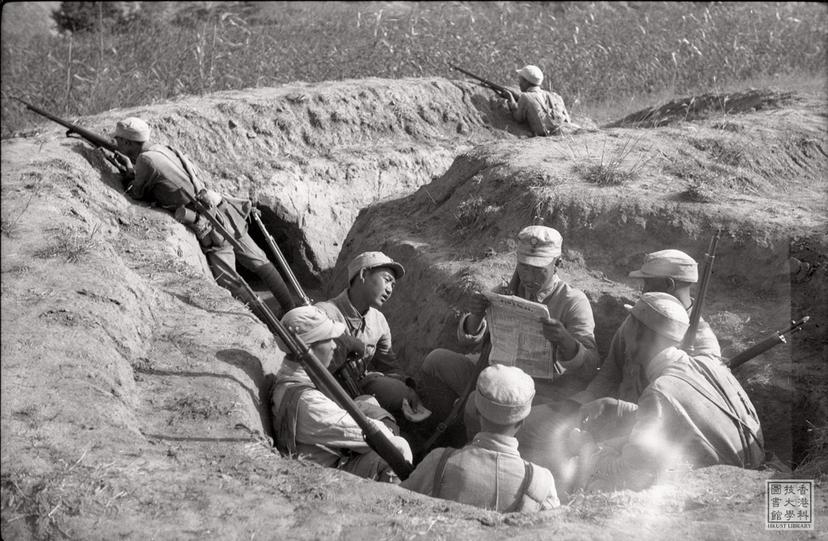 Photo of item Reading newspapers in the trench = 戰壕里的讀報小組