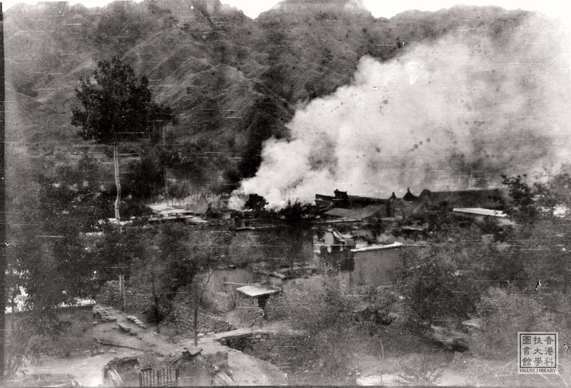 Photo of item Burning village in the Japanese mopping-up operations = 日軍大「掃蕩」， 燃燒的村莊