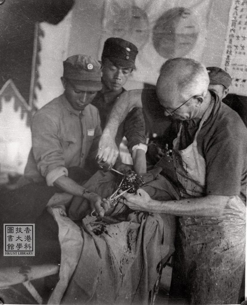 Photo of item Dr. Bethune operating on an injured soldier = 白求恩在山西五台松岩口模範病室動手術