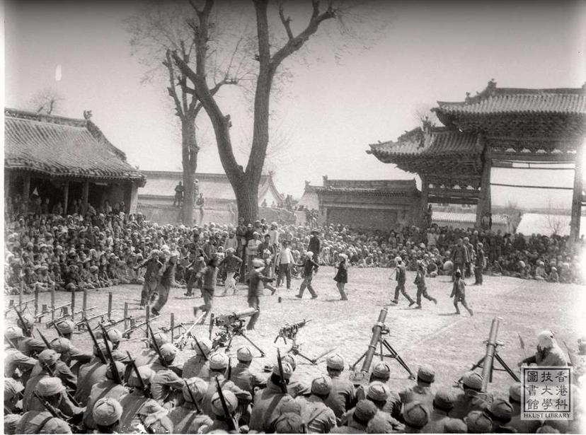 Photo of item Children performing at the liberation celebration = 小學生在祝捷會上勞軍