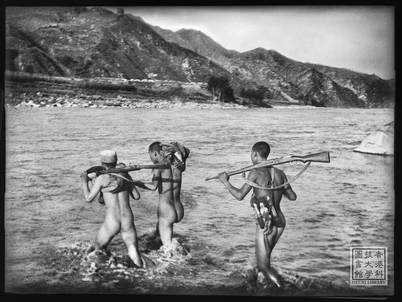 Photo of item Guerrillas crossing the Juma River to attack the enemy stronghold at Zijing Pass = 平西挺進軍游擊隊偷渡拒馬河