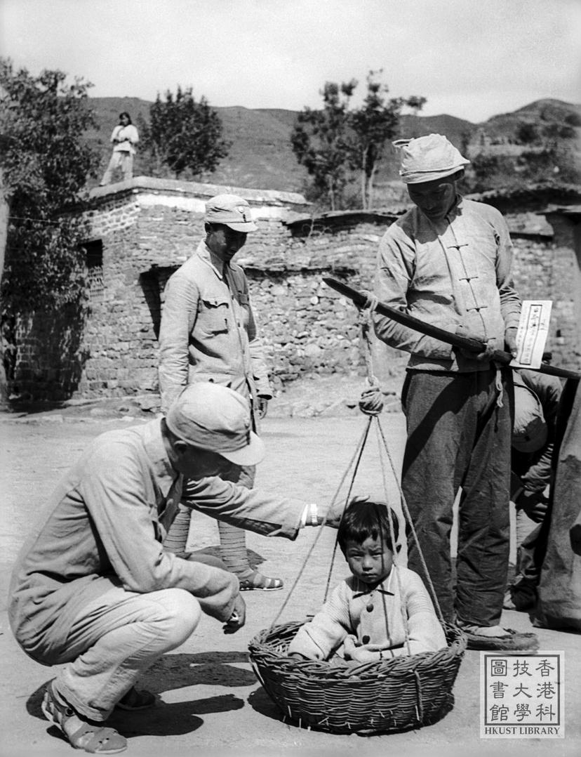 Photo of item General Nie bid farewell to Japanese orphan Mihoko, who was to be taken back to the enemy side = 聶榮臻將軍與日本小姑娘美穗子道別