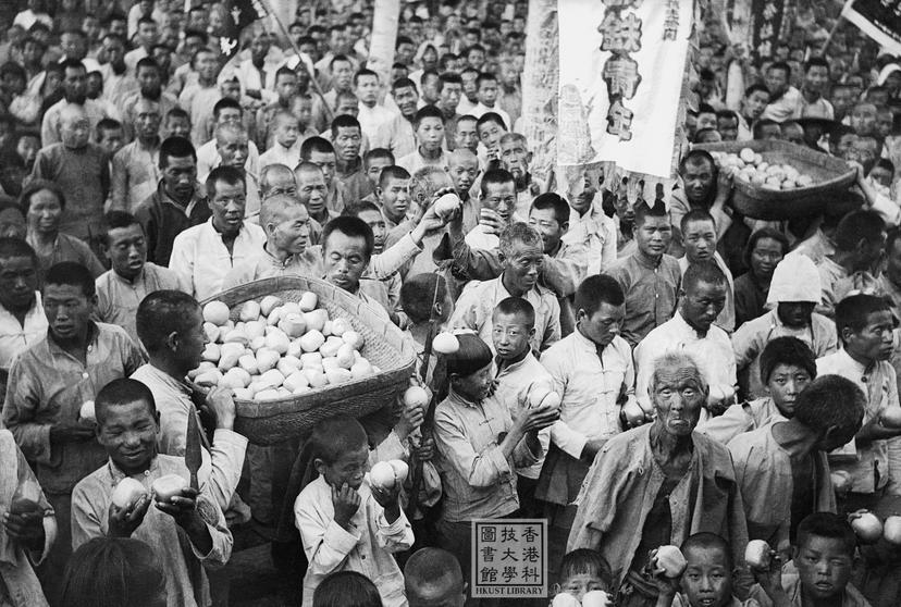 Photo of item Distributing steamed buns to the families of new recruits = 參軍大會上給參軍青年家屬發饅頭